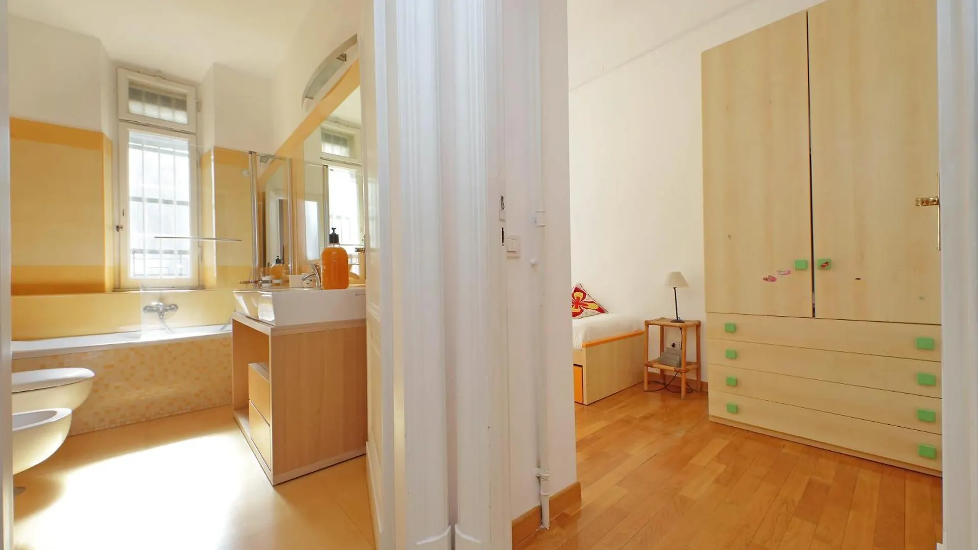 At The Vatican Ottaviano 2 Bedrooms 2 Baths Rzym 0*,  Włochy